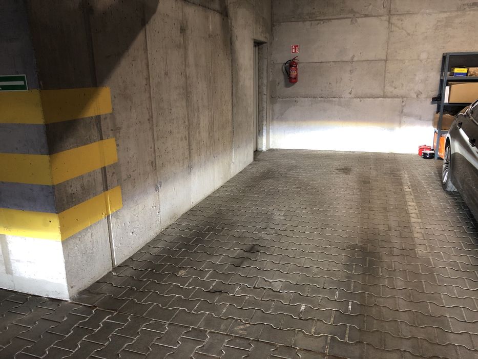 Sprzedam miejsce postojowe ul. Traugutta 38B