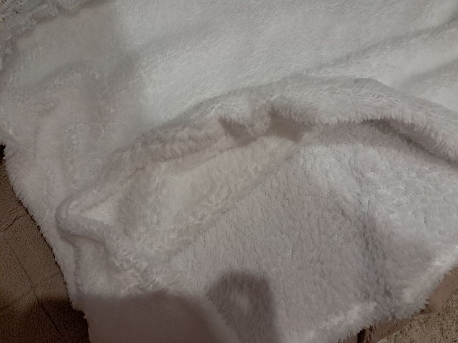 Кофтина біла з мереживом