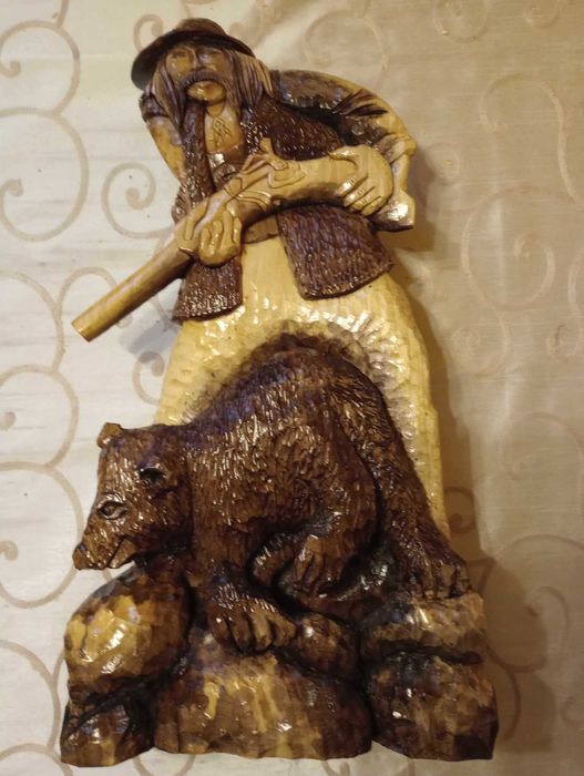 rzeźba w drewnie - "polowanie na niedźwiedzia"