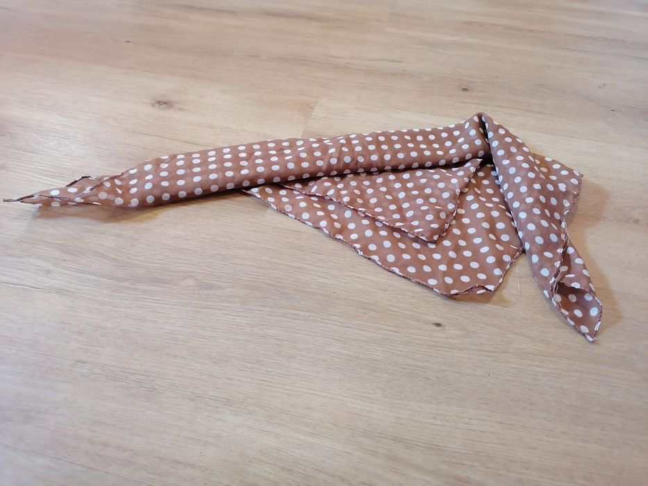 Lenço pequeno castanho