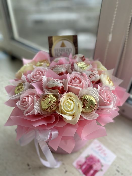 Наявність букет з цукерок raffaello, мильними трояндами букет конфет