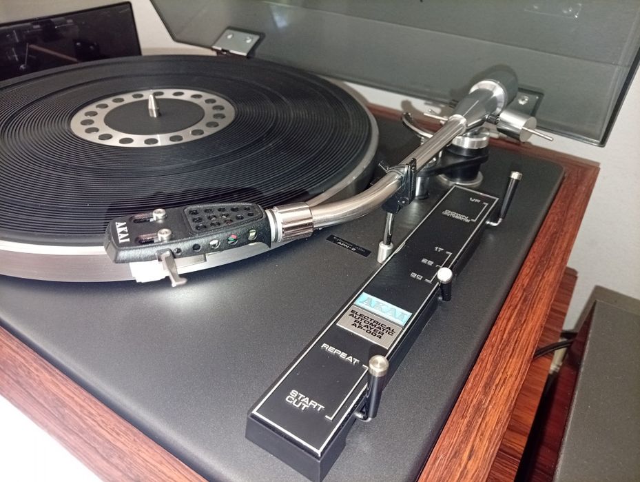 Gira Discos Akai