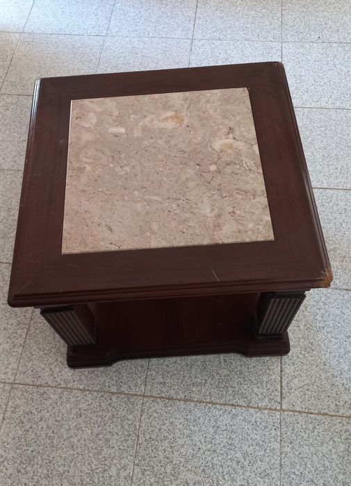 Mesa quadrada de sala