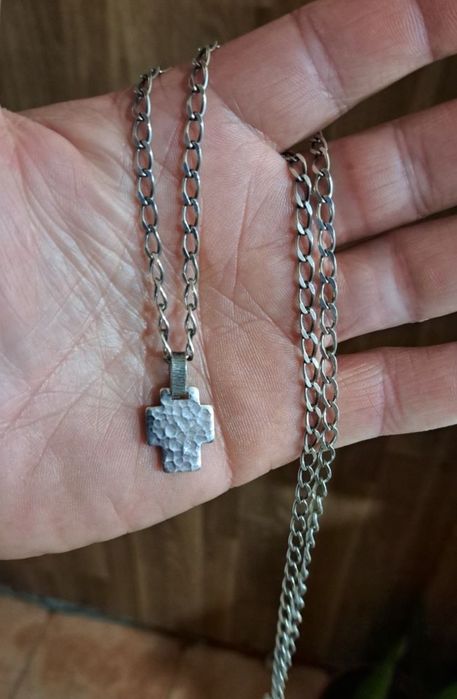 Fios com pendentes em prata contrastada.