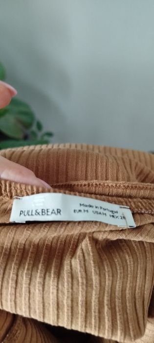 Prążkowana sukienka pull&bear m z rozcięciem