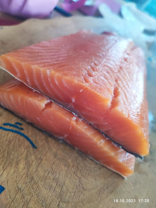 Świeży łosoś poledwica wędzony naturalnie zimnym dymem.