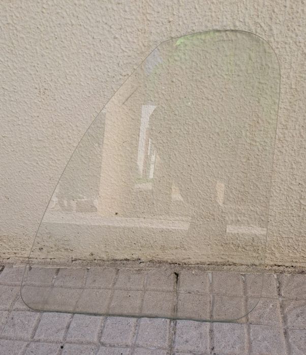 Vende Vidros Renault 4L 
Valor de conjunto 40€ 
Valor unitario 15€ cad