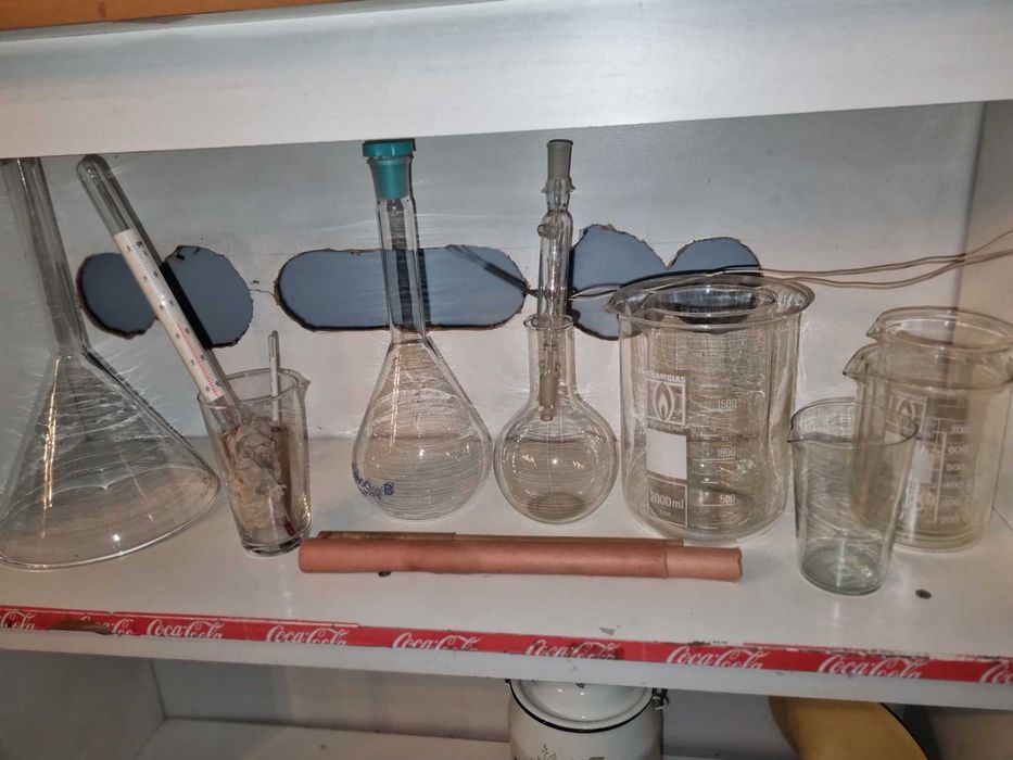 Лабораторне приладдя: колби, лійки скляні