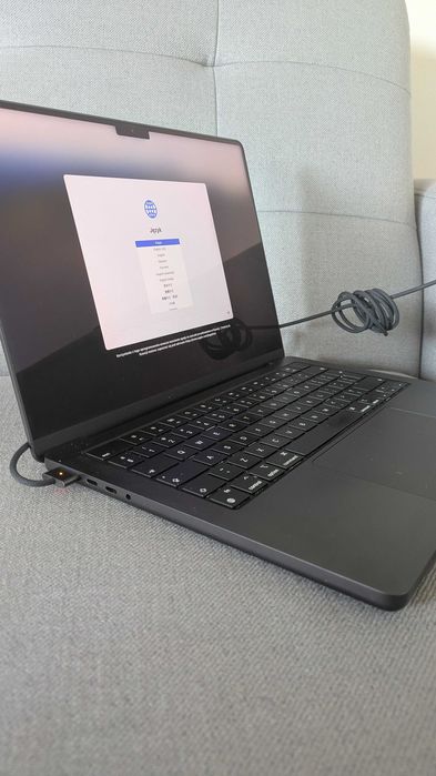 MacBook Pro 14" M3 Pro / 18 GB RAM / 512 GB SSD / 98 cykli