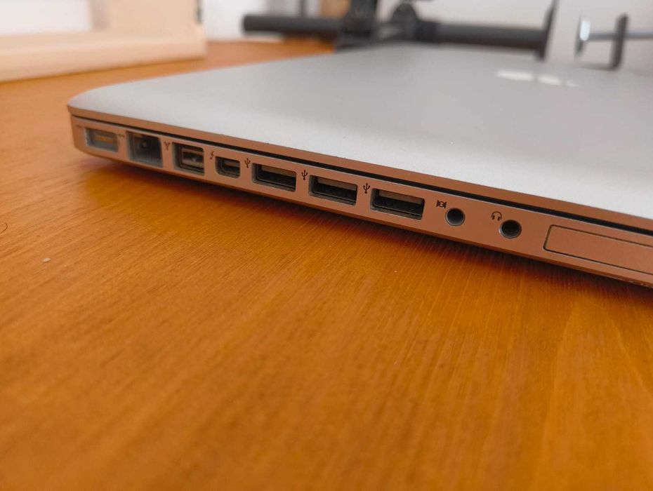 Apple MacBook Pro 17 Early 2011 — i7 QUAD CORE — 16GB RAM — Funcional