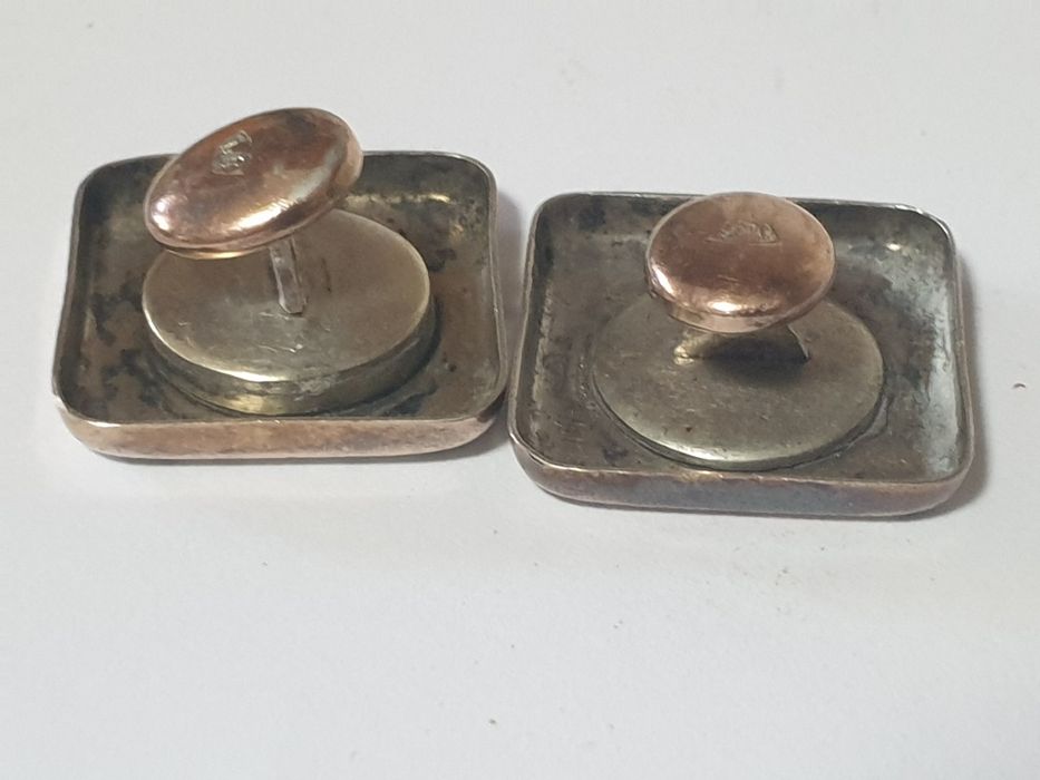 Par de antigos botões de punho com monogramas em prata dourada