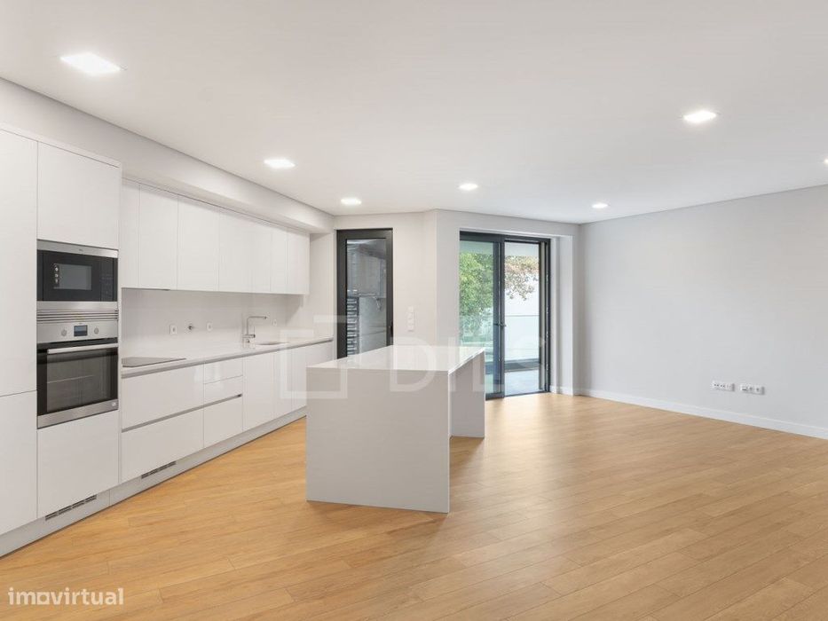 Apartamento T2 novo, na Parede, junto praia, com garagem e elevador