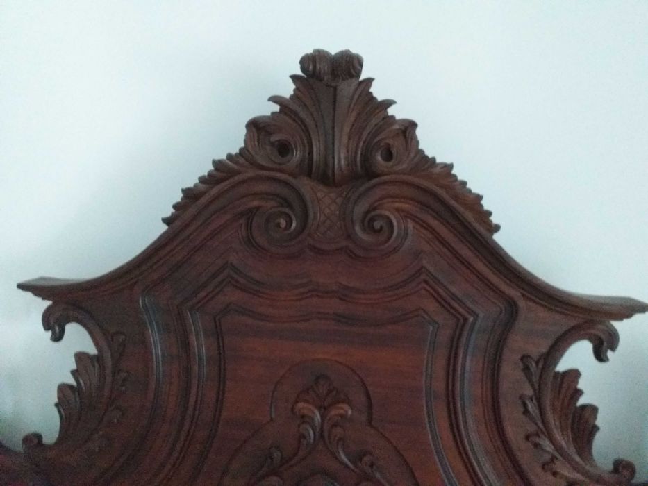 Cama antiga maciça em bom estado desmontada