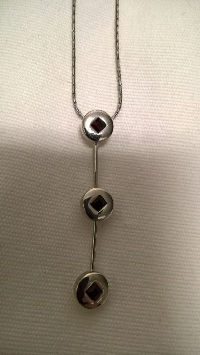 Colar prateado com pedras em vermelho escuro (portes Incluídos)