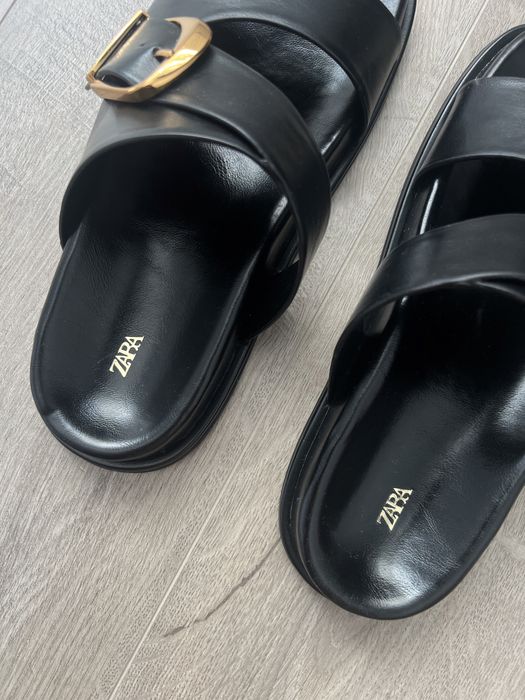 Жіночі шльопанці від Zara