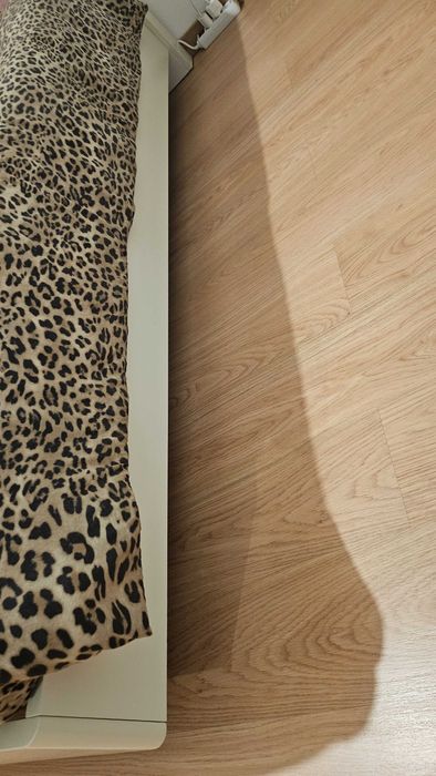 Cama king size rosa com luz