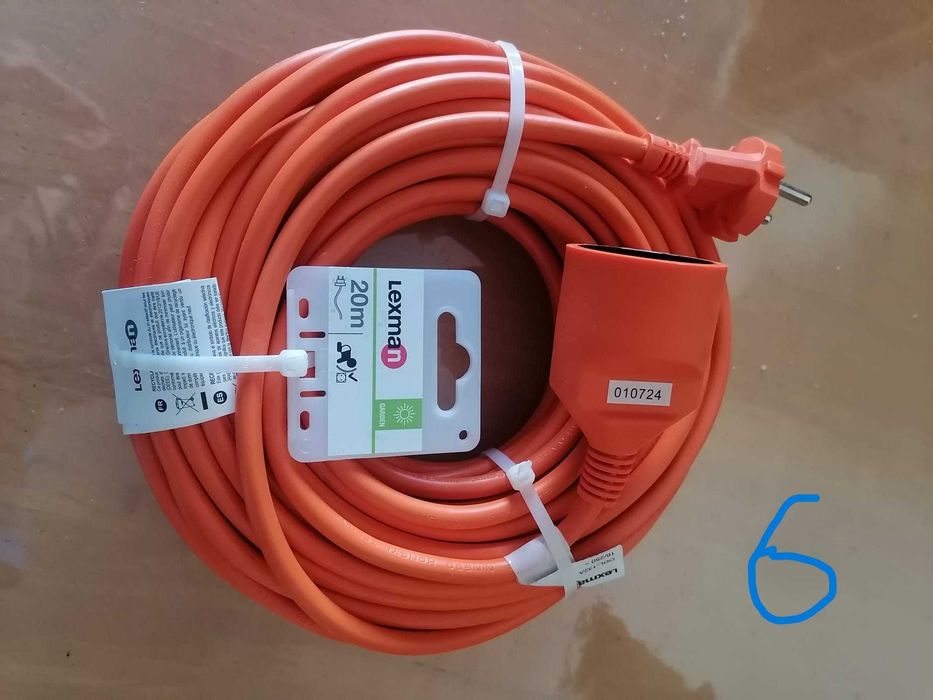 Extensões elétricas com diversos comprimentos e tipos de fichas.