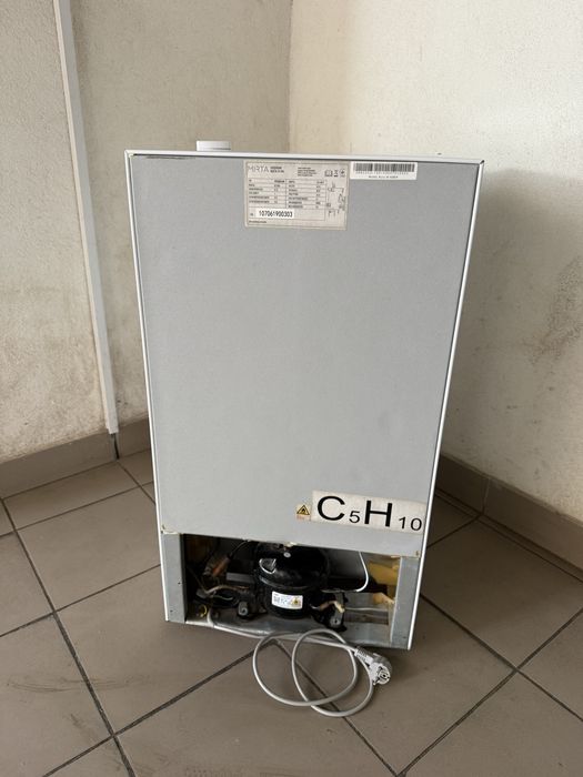 Холодильник з морозильною камерою