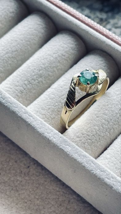 Anel de ouro 18k com 1 esmeralda grande.