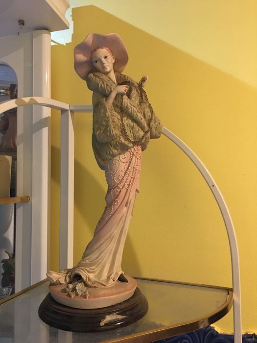 Estatueta Decorativa de Mulher