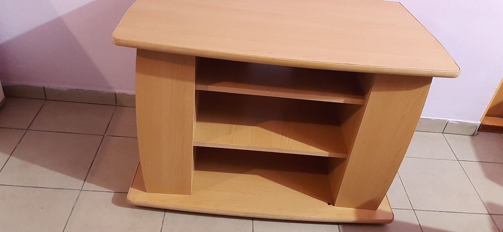 Praktyczny stolik/ława z półkami