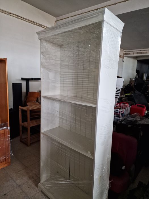 Estante branca de madeira