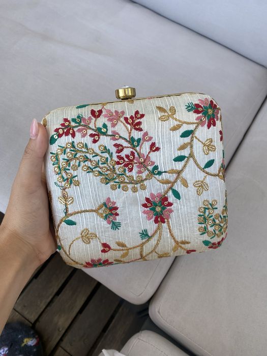 Bolsa bordada à mão