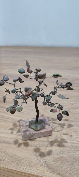 Дерево с камнями, яшма зелёная