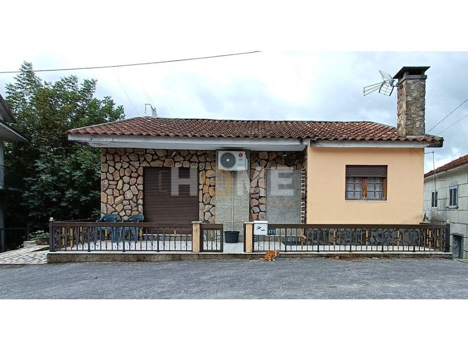 Moradia T2 para reabilitar com espaço exterior | Cabeceiras de Bast...