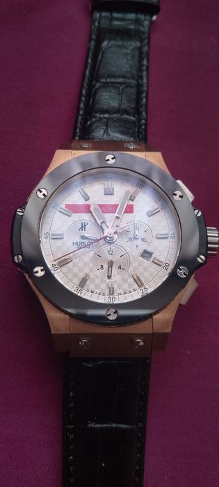 Zegarek Hublot w ładnym złotym kolorze