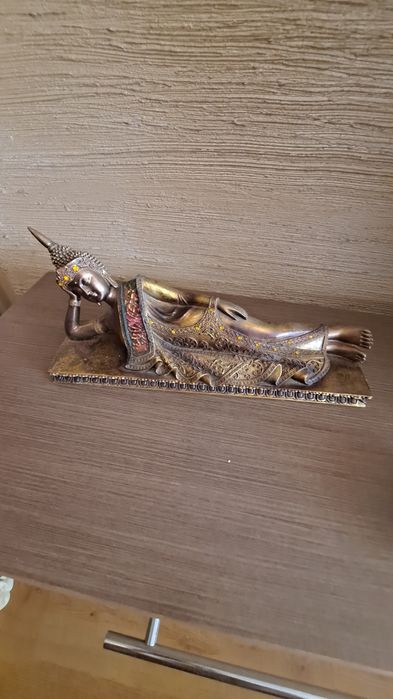 Figurka leżącej bogini.