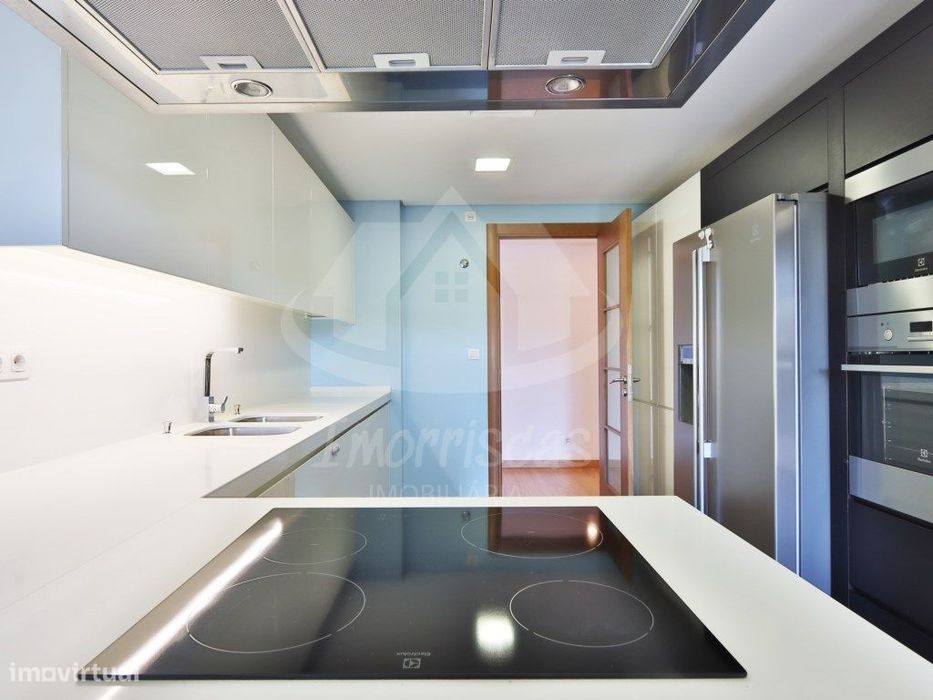 Apartamento T3 com box no Condomínio Blue Garden, em Sacavém