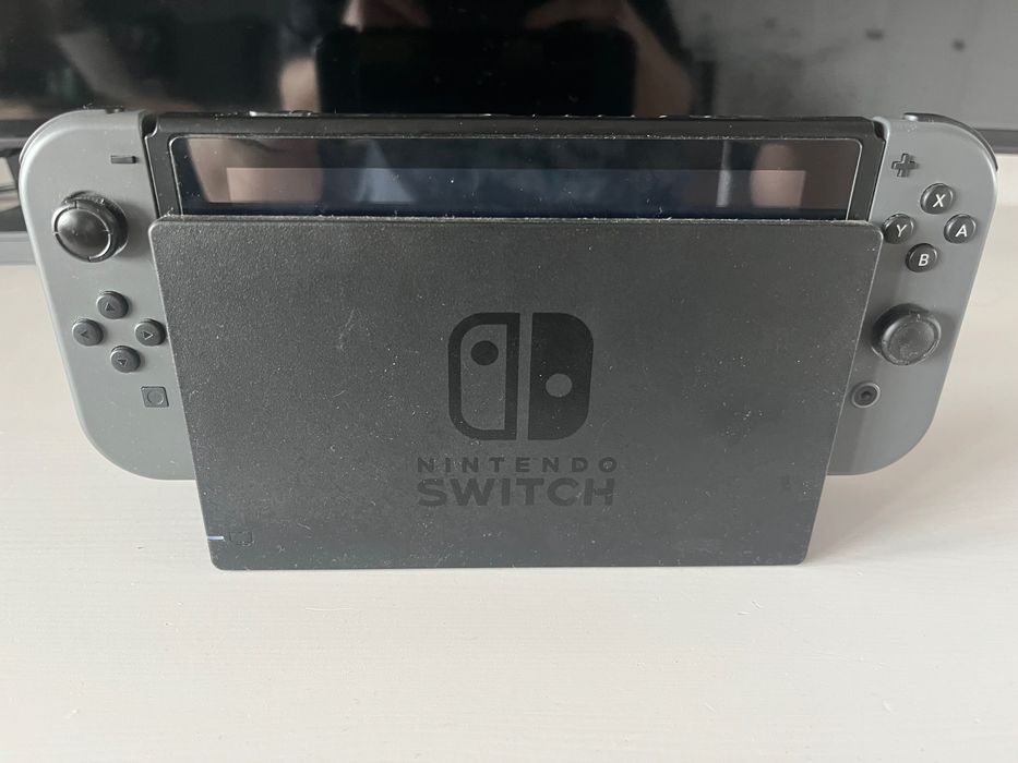 Nintendo switch w zestawie z etui kontrolerem i stacją ładującą