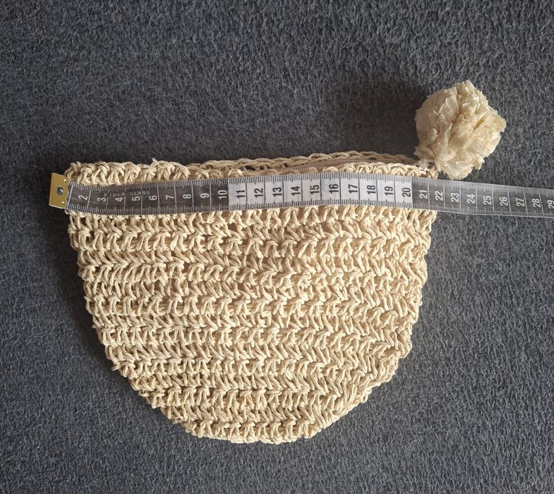 Mała torebka ze słomy typu nerka