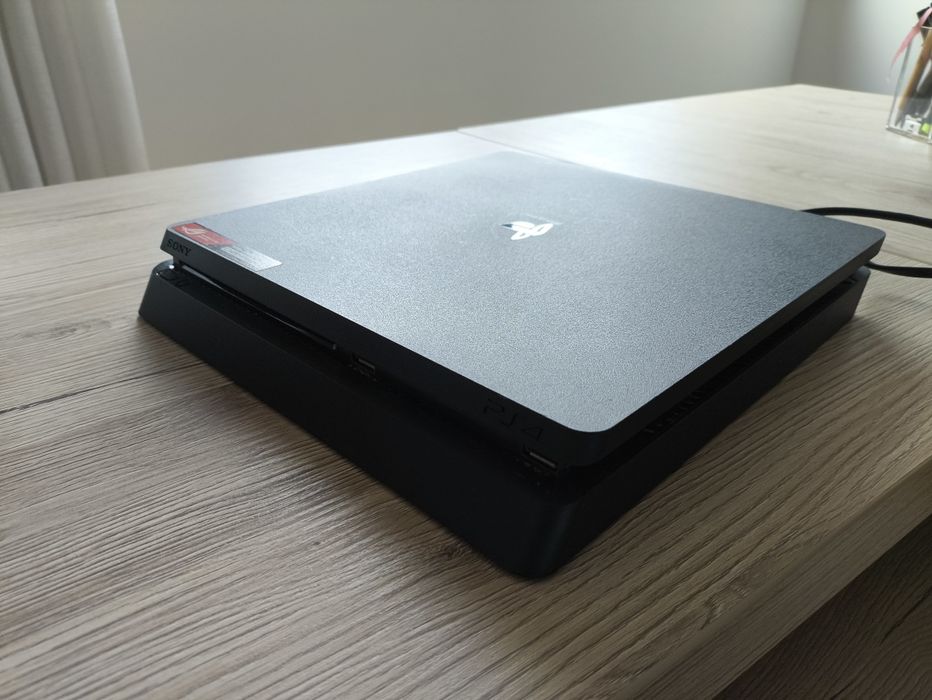 PlayStation 4 1TB como nova