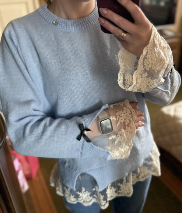 Вʼязана блакитка кофта з мереживом