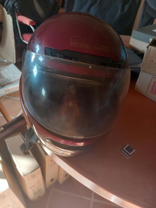 Capacete moto vermelho escuro