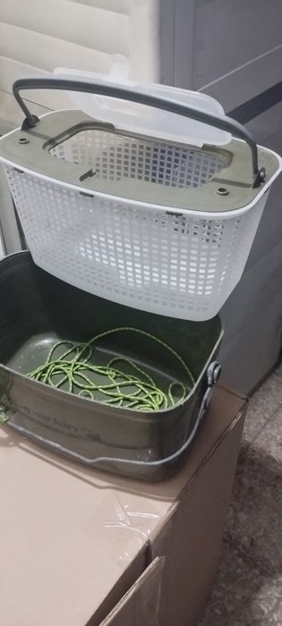 Cesto para pescado com reservatório para água.