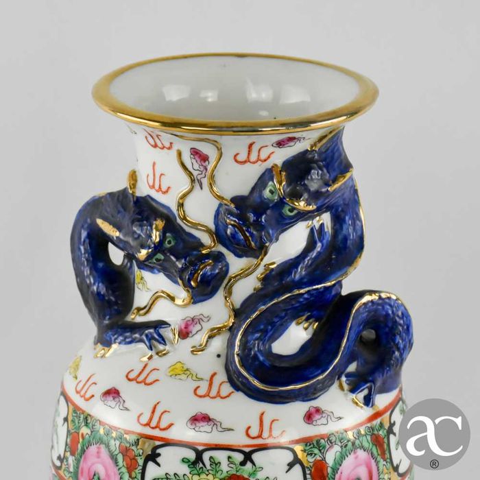 Jarrão em porcelana da China decoração Mandarim com dragões em relevo, circa 1960