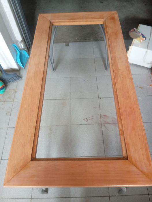 Mesa de jantar sem cadeiras