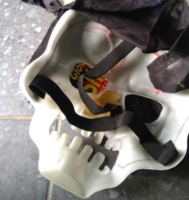Máscara caveira fosforescente (brilha no escuro)