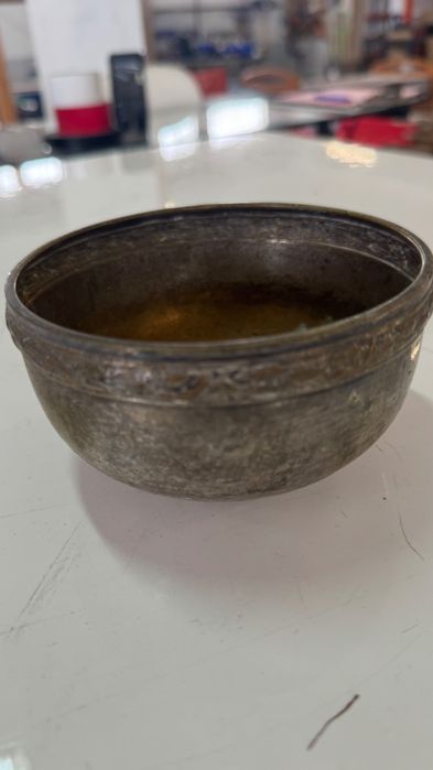 Tigela/taça metálica antiga com rebordo trabalhado em relevo (padrão de folhas/grinalda).