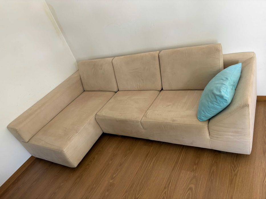 Sofá bege 2 Lugares + Chaise Longue - Conforto e estilo na sala!
