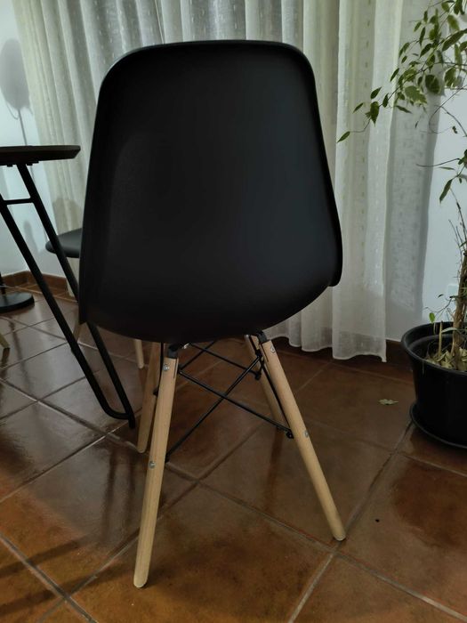 6 Cadeiras de Mesa de Jantar Pretas com Pés em Madeira – Como Novas