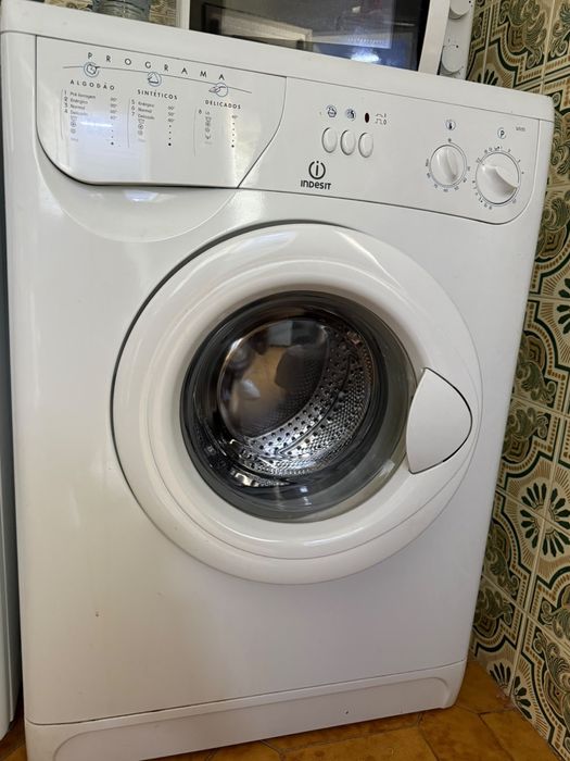 Máquina de Lavar a Roupa Indesit W535