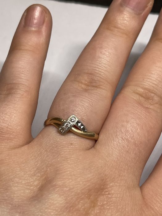 Золотое кольцо с бриллиантом 0.04 Ct