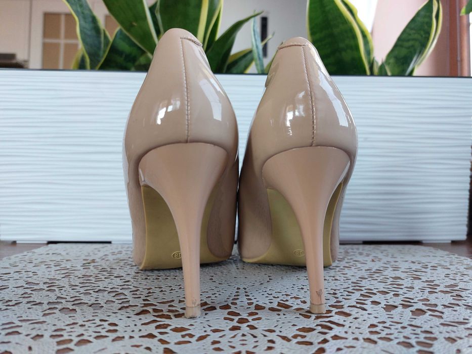Beżowe czółenka lakierki 38