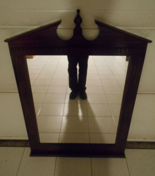 Grande espelho de móvel de quarto, com as medidas de 125 x 88 cm.