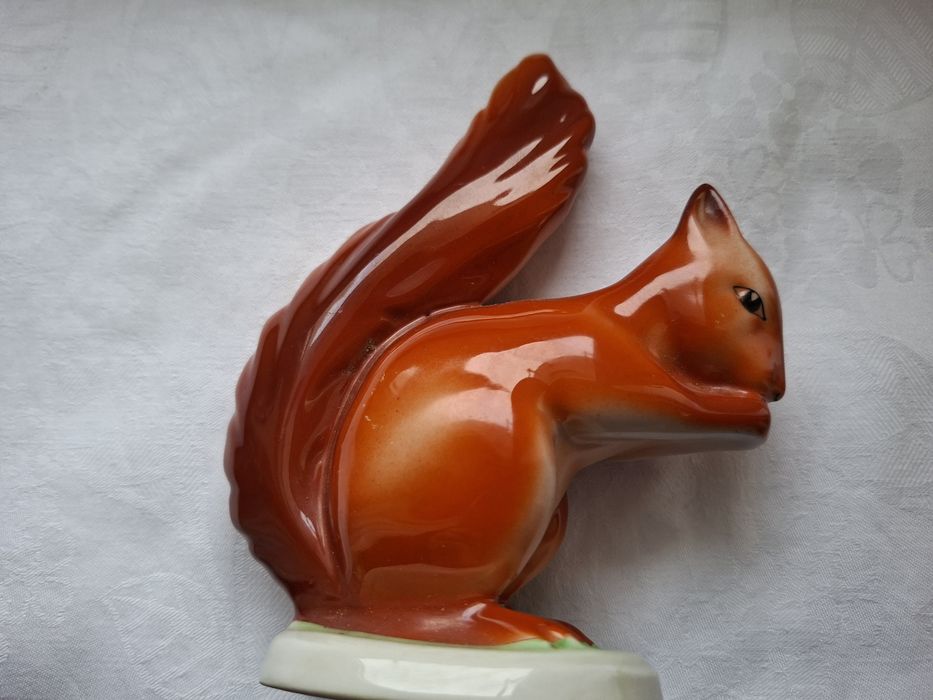 Porcelanowa figurka wiewiorka Hollohaza nr2