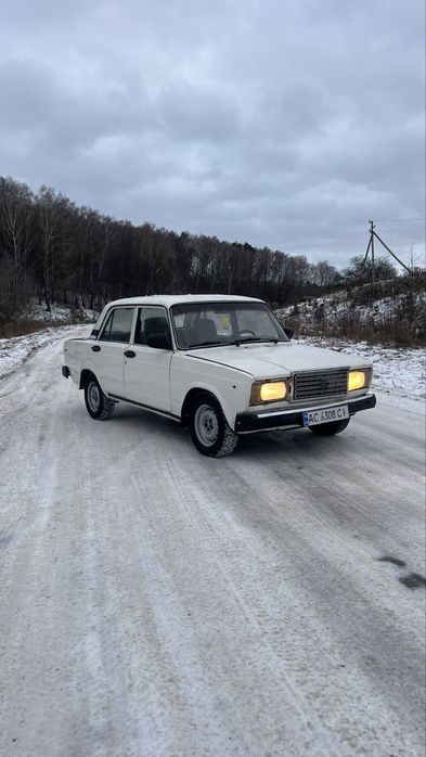 Продаю надійний автомобіль ВАЗ 2107 у робочому стані. Машина на ходу, заводиться без проблем, їде впевнено.
Кузов рівний, без критичних дір, вигляд має як на фото. Двигун працює стабільно, коробка передач вмикається чітко.

Технічний стан:
Двигун: справний
Ходова: нормальна
Гальма: працюють
Документи: в порядку

Чудовий варіант для повсякденних поїздок, села або як перше авто.
можливий торг біля авто.

Дзвоніть / пишіть — відповім на всі питання.